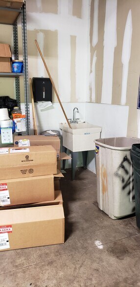 More Photos Of 724 Fairgate Rd, Marietta Light Distribution For Sale