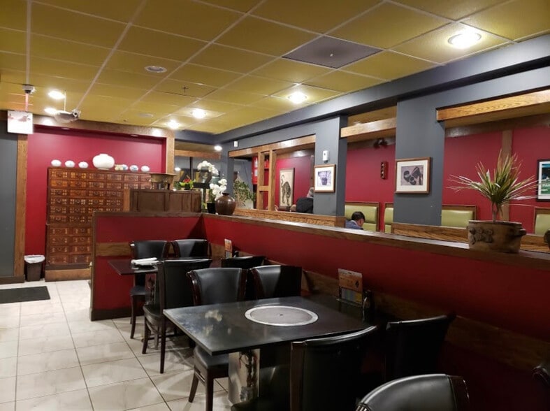 More Photos Of 584 Bloor St W, Toronto Restaurant For Lease