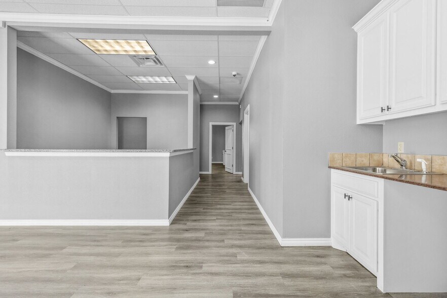 More Photos Of 2402 S 29th St, Chickasha Office For Sale