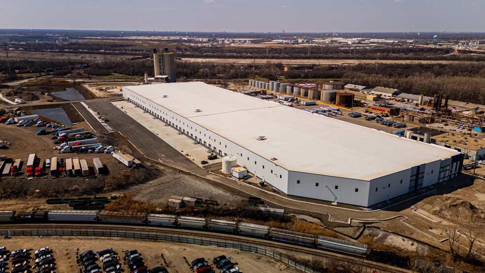 More Photos Of 7955 W 59th St, Summit Warehouse For Lease