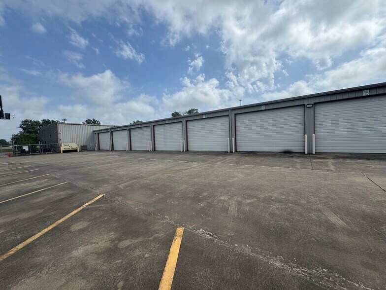 More Photos Of 3915 W Cardinal Dr, Beaumont Distribution For Lease