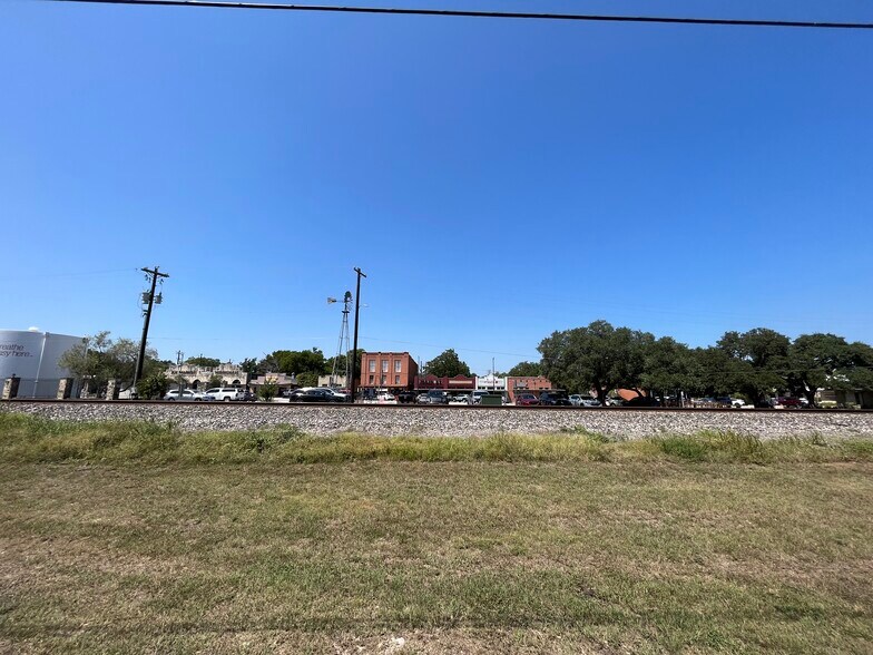 More Photos Of 211 Railroad St, Buda Medical For Sale