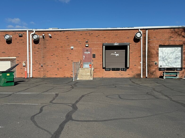 More Photos Of 121 Friends Ln, Newtown Showroom For Lease