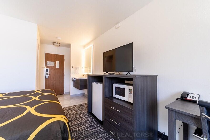 More Photos Of 3205 S Locust St, Grand Island Hotel For Sale