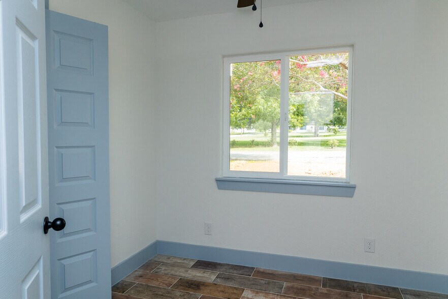 More Photos Of 811 Matchett St, Brenham Apartments For Sale