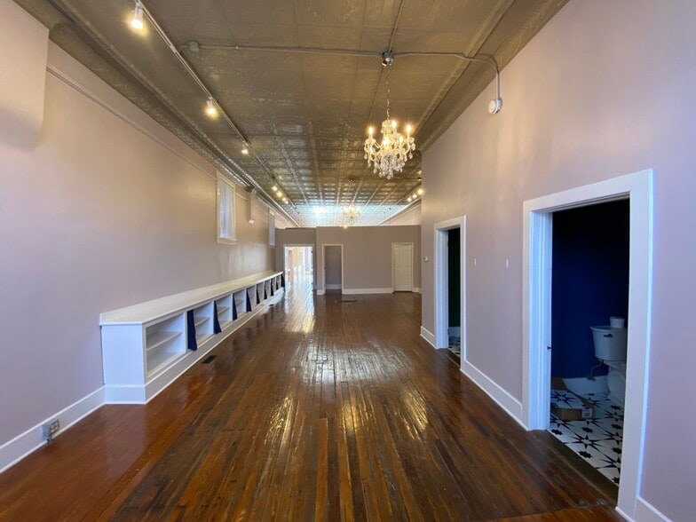 More Photos Of 209-211 N Limestone, Lexington Storefront Retail Residential For Sale