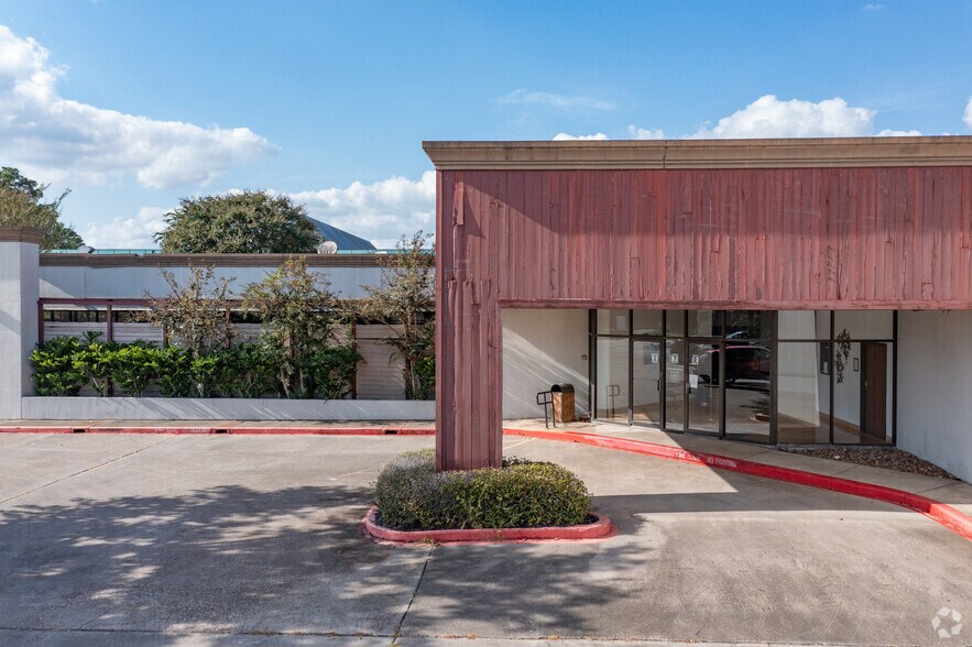 More Photos Of 17222 Red Oak Dr, Houston Medical For Lease