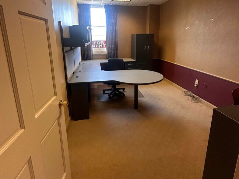 More Photos Of 1730 N Limestone St, Springfield Loft Creative Space For Lease