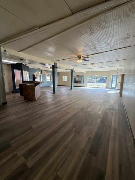 More Photos Of 2595 Avenue G NW, Winter Haven Showroom For Lease