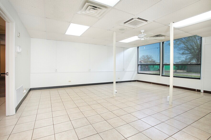 More Photos Of 415 Beckham Ave, Tyler Storefront For Sale