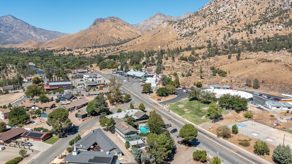 More Photos Of 13383 Sierra Way, Kernville Hotel For Sale