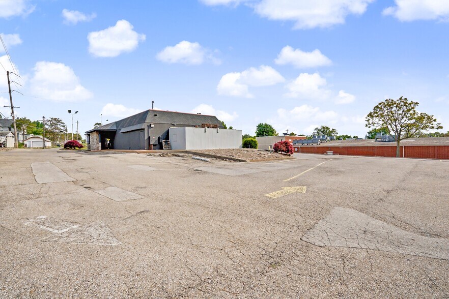 More Photos Of 605 S 10th St, Burlington General Retail For Sale