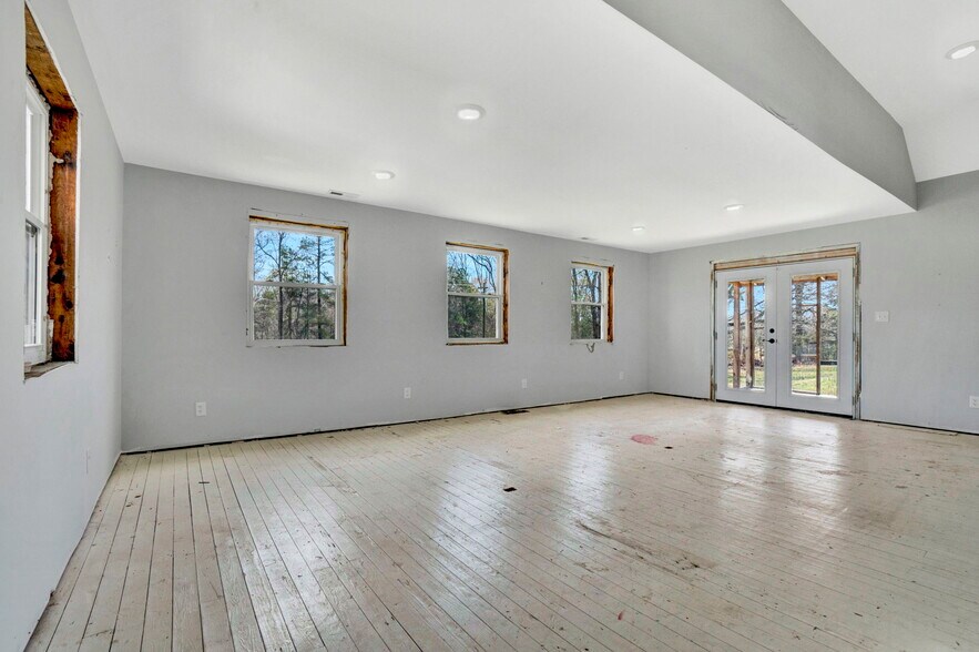 More Photos Of 12117 Highway 221, Woodruff Office For Sale