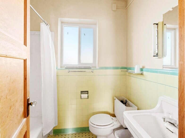 More Photos Of 905 W Spruce St, Rawlins Hotel For Sale