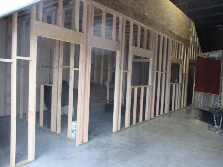 More Photos Of 4807 32nd St SE, Calgary Warehouse For Lease