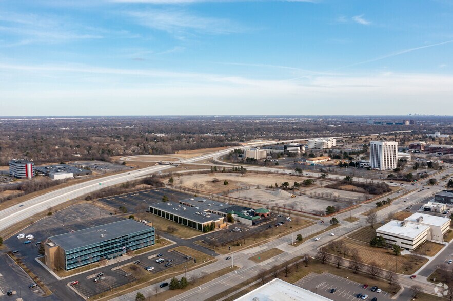 More Photos Of 5700 Crooks Rd, Troy Office For Lease