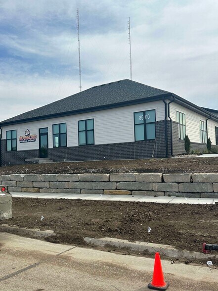 More Photos Of 8500 Mohave Dr, Lincoln Office For Sale