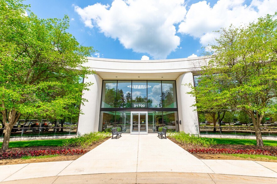 More Photos Of 31700 Middlebelt Rd, Farmington Hills Office For Lease