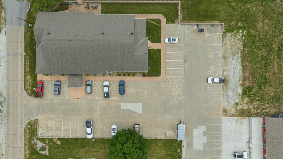 More Photos Of 625 W Washington St, Pittsfield Hotel For Sale