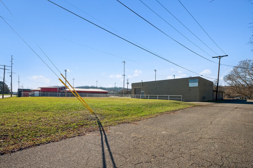 More Photos Of 15 Walnut St, Coshocton Warehouse For Sale