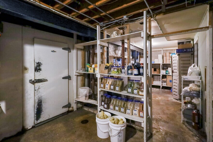 More Photos Of 2604 Custer St, Manitowoc General Retail For Sale