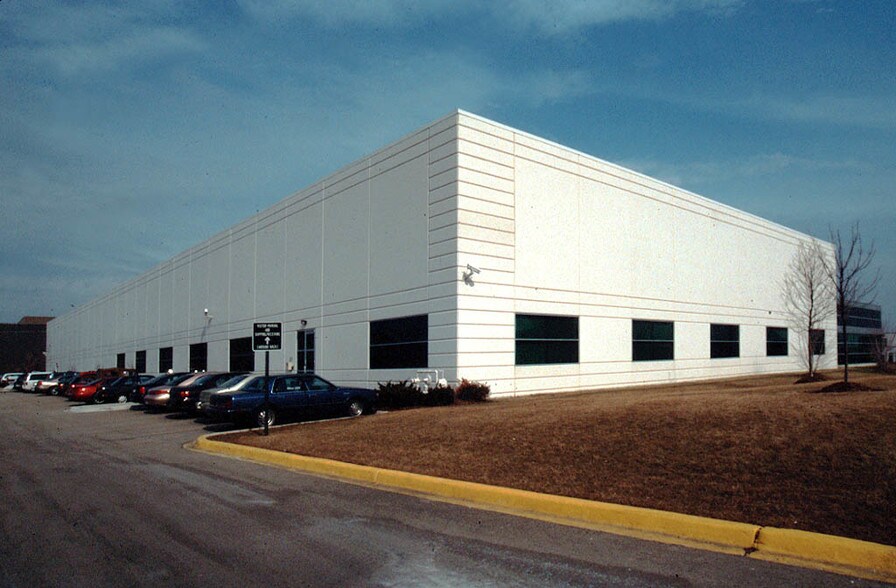 More Photos Of 605 Heathrow Dr, Lincolnshire Warehouse For Lease