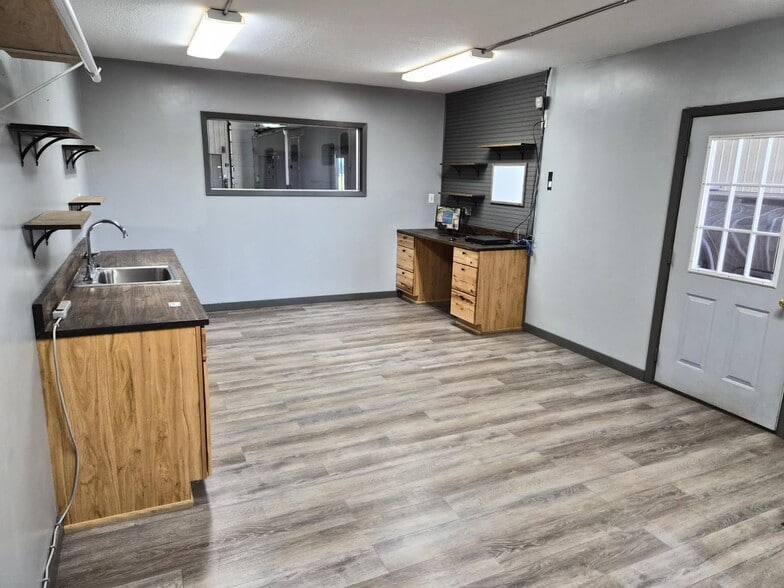 More Photos Of 710 10th St NE, Milaca Warehouse For Sale