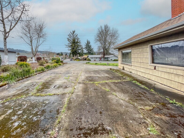 More Photos Of 859 W Lookingglass Rd, Roseburg Office For Sale