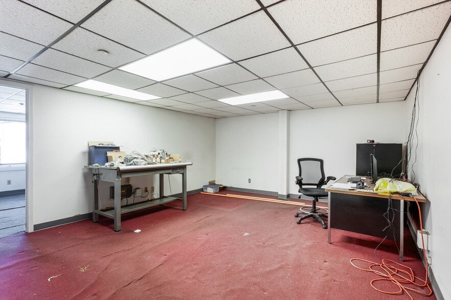 More Photos Of 149 Delaina Dr, Mount Washington Showroom For Sale