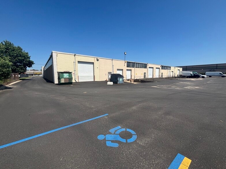 More Photos Of 1930-1940 New Hwy, Farmingdale Warehouse For Sale