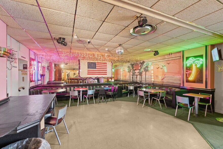 More Photos Of 36 W 4th St, Dubuque Hotel For Sale