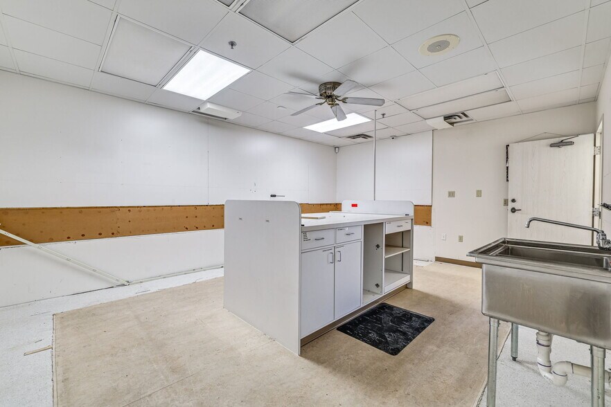 More Photos Of 29 S Chadbourne St, San Angelo Drugstore For Sale