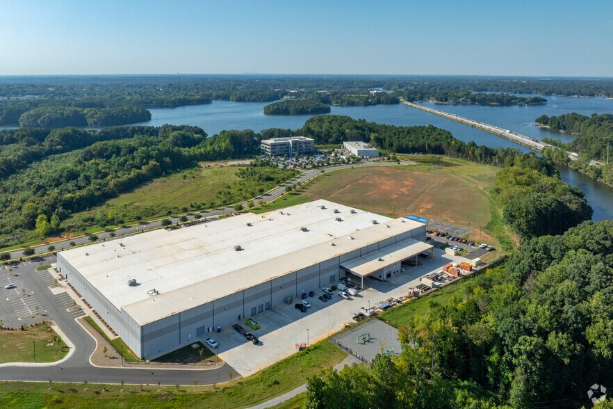 More Photos Of 110 Langtree Campus Dr, Mooresville Showroom For Lease