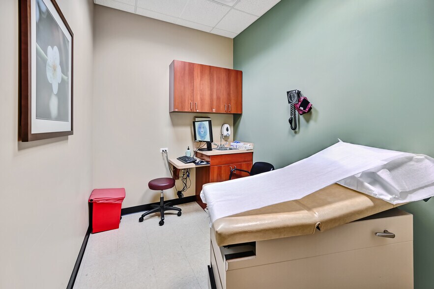 More Photos Of 1256 Waterford Dr, Aurora Medical For Sale