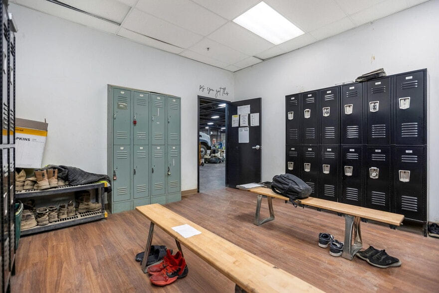 More Photos Of 808 Rhoads Ave, Columbus Warehouse For Sale