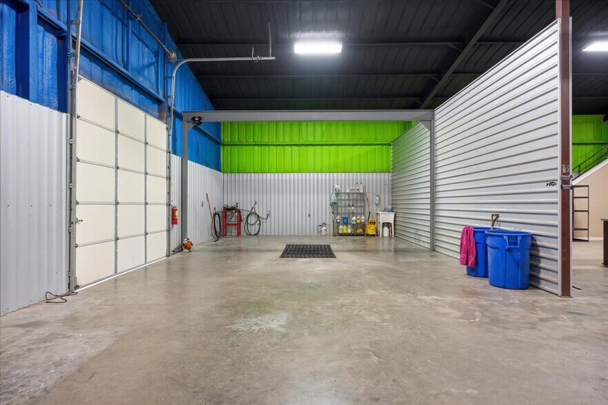 More Photos Of 3118 E Slaton Hwy, Lubbock Showroom For Sale