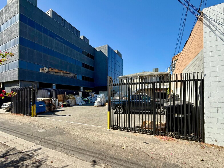 More Photos Of 4738-4742 Woodman Ave, Sherman Oaks Storefront Retail Residential For Sale