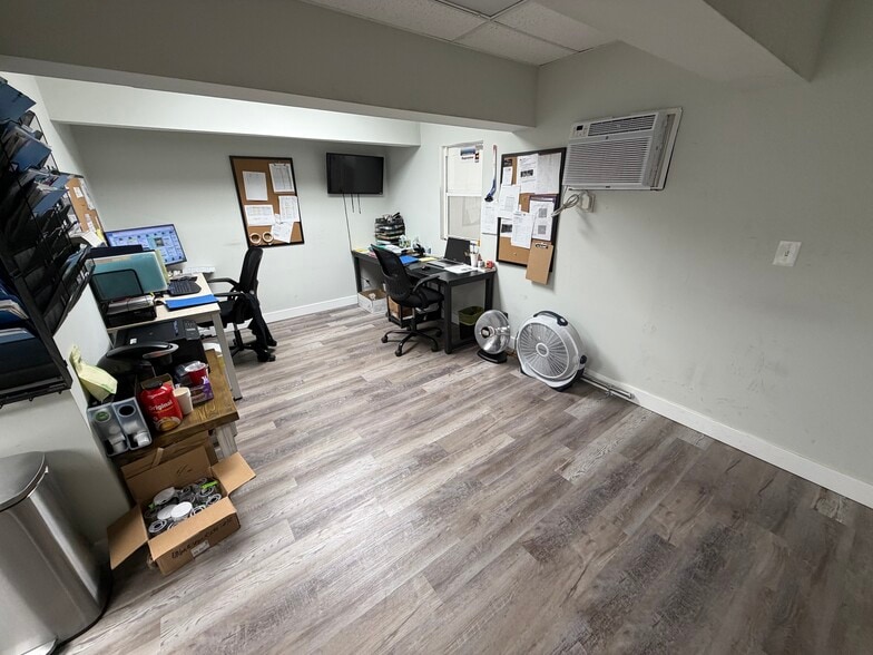 More Photos Of 603 Commerce Way E, Jupiter Warehouse For Lease