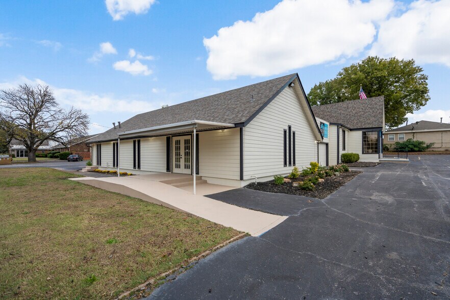 More Photos Of 1823 W 51st St, Tulsa Freestanding For Sale