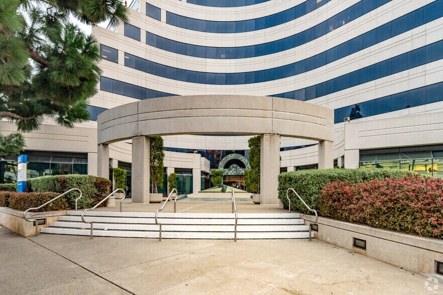 More Photos Of 1990 S Bundy Dr, Los Angeles Office For Lease