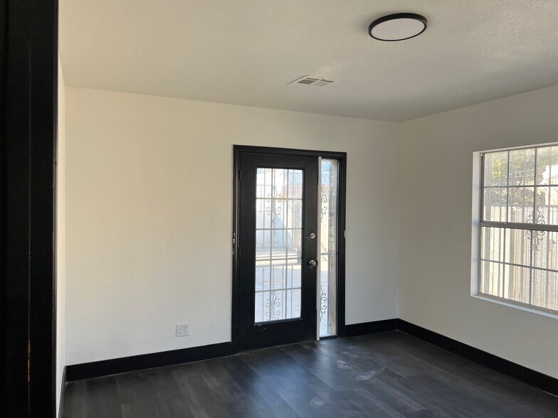 More Photos Of 530 S 7th St, Las Vegas Office Residential For Lease