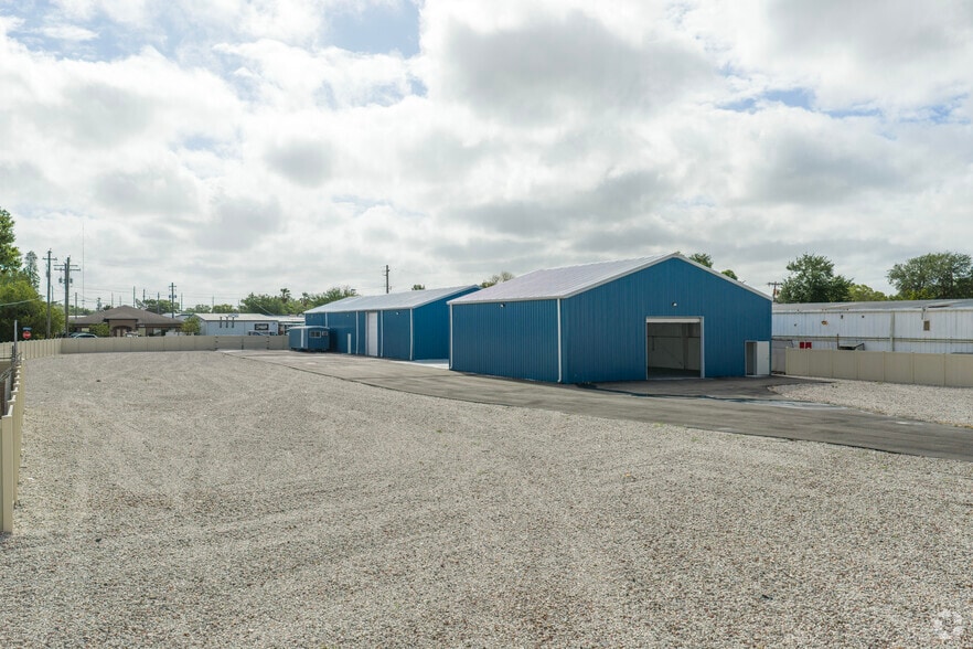 More Photos Of 120 Pinckney St, Oldsmar Warehouse For Lease