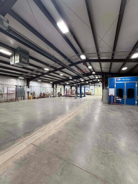 More Photos Of 1705 W Walnut St, Paris Industrial For Lease