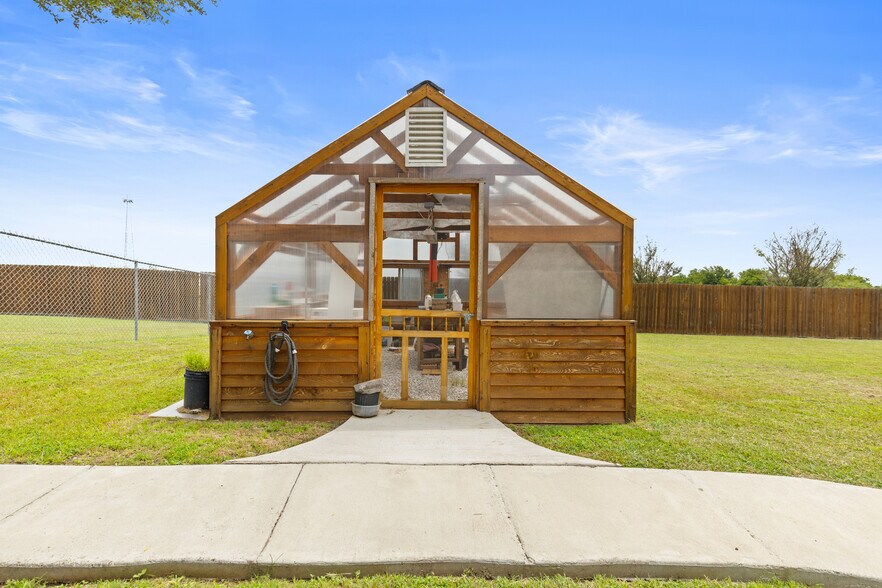 More Photos Of 414 County Road 437, Eddy Service For Sale