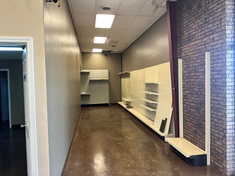 More Photos Of 910 State Highway 30 W, New Albany Warehouse For Sale