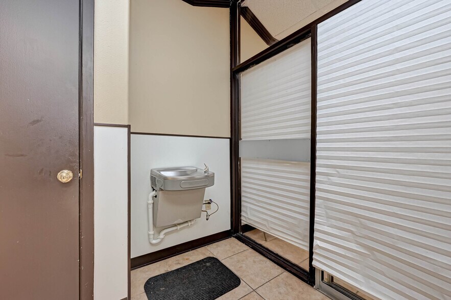 More Photos Of 3402 Amanda Ln, Houston Flex For Sale