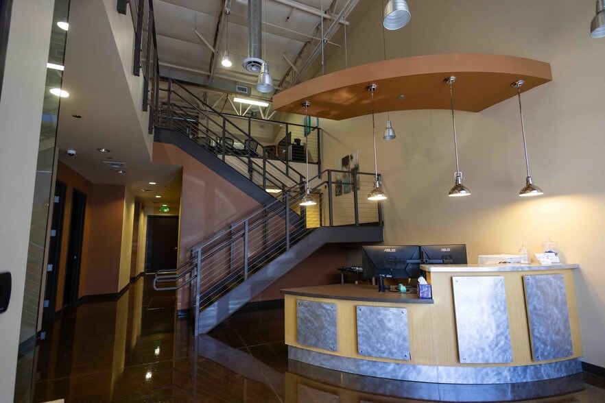 Primary Photo Of 2222 W Parkside Ln, Phoenix Light Manufacturing For Sale