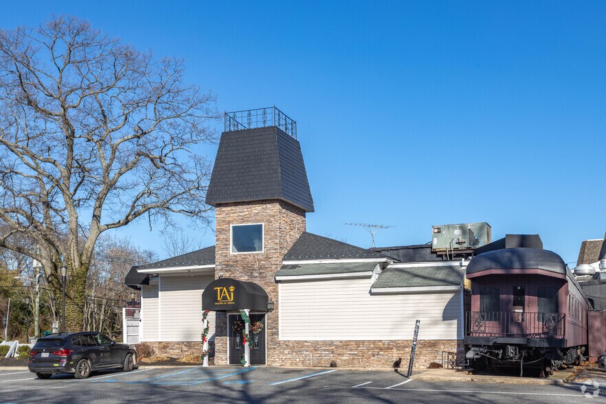 Primary Photo Of 10 S Woods Corner Rd, East Setauket Restaurant For Lease