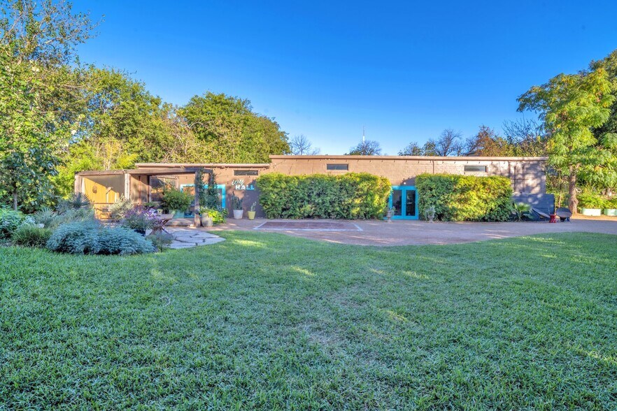 More Photos Of 1127 S St Marys St, San Antonio Restaurant For Sale