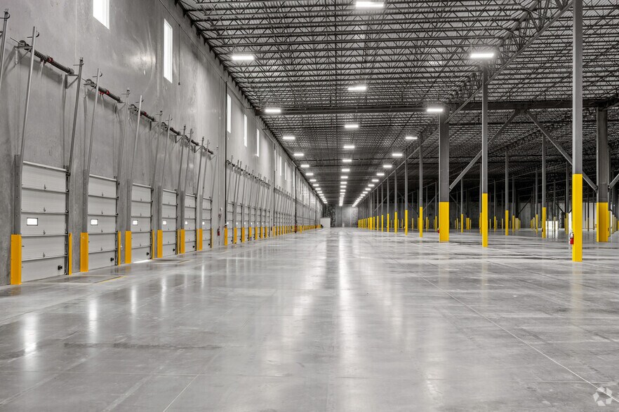 More Photos Of 700 S Kings Hwy, Fort Pierce Distribution For Sale